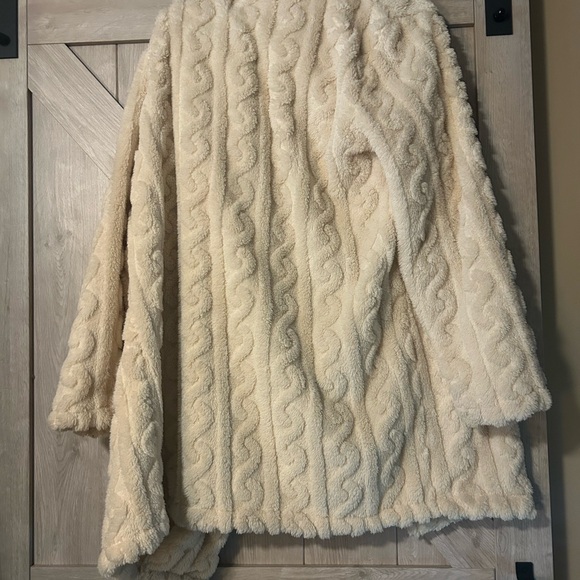Cream Faux Fur Women's Coat - Picture 5 of 5